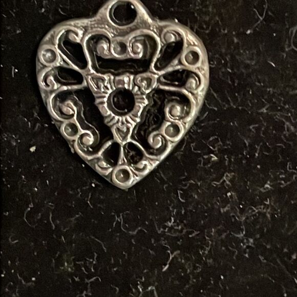 Vintage-1970s-0.75” silver tone scroll work heart charm/pendant with jump hoop - Picture 3 of 11
